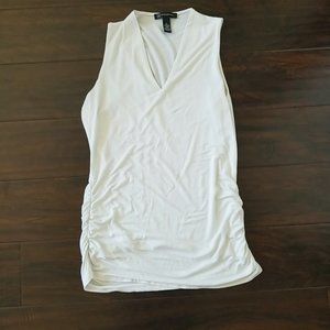 🌻 NC Size L White sleeveless V neck Top